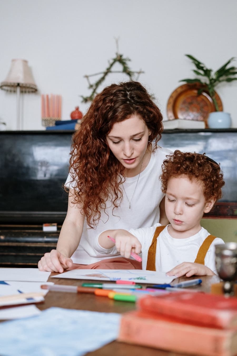 Un parent aide son enfant à organiser des documents à la maison.