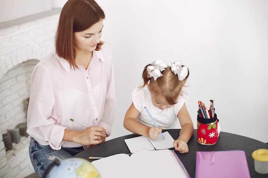 Parent et enfant échangeant autour de son quotidien